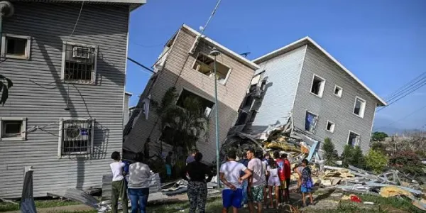 Varias personas observan las casas dañadas en La Guaira, a unos 30 kilómetros de Caracas. 