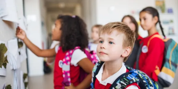 niños en el colegio