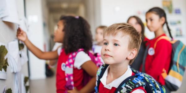 niños en el colegio