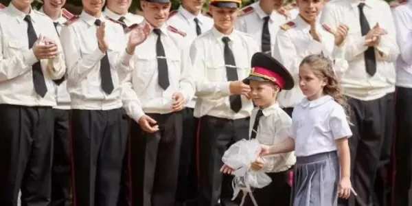 El arranque del curso para los cadetes en Ucrania comienza con una ofrenda ceremonial.