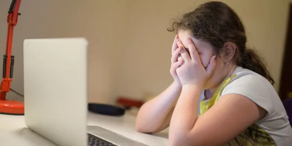 Niña mirando la pantalla de un ordenador