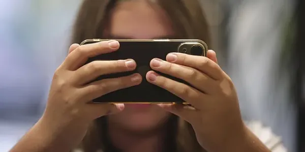 Los menores de 15 años en Francia no podrán usar las redes sociales