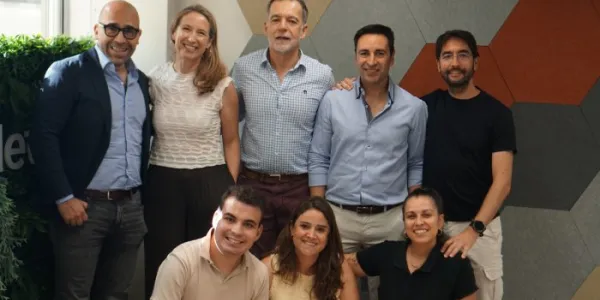 Foto de los participantes del evento tras la presentación de la guía