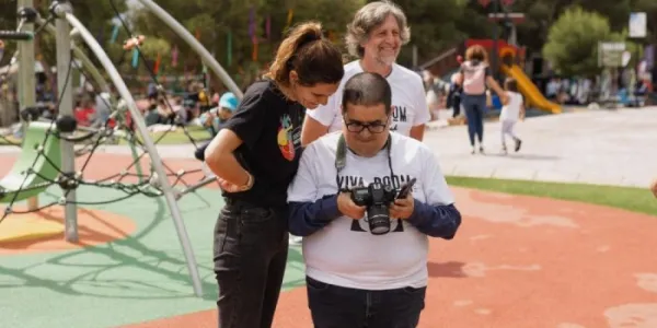 Tres personas mirando una tablet 