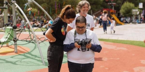 Tres personas mirando una tablet 
