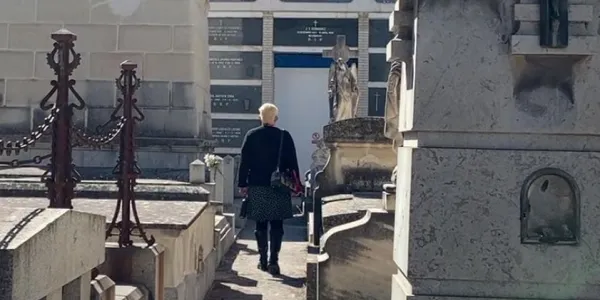 Paloma contreras caminando entre los nichos del cementerio de San Justo. 