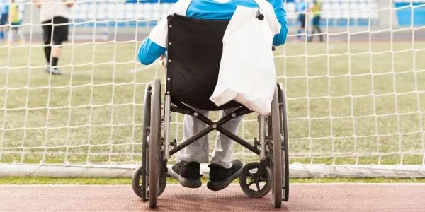 Futbolista en silla de ruedas de espaldas