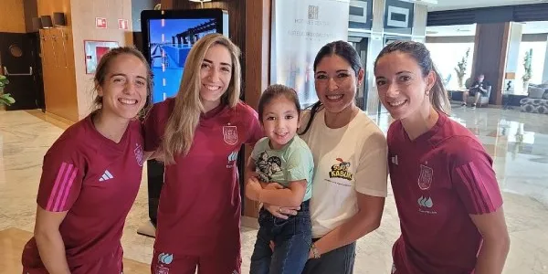 Futbolistas con Emi, la niña con síndrome de kabuki