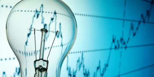 Bombilla e infografía sobre el futuro energético mundial