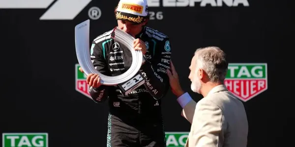 El rey Felipe VI entrega a Kimi Antonelli el trofeo que le acredita como ganador del GP de España de F1