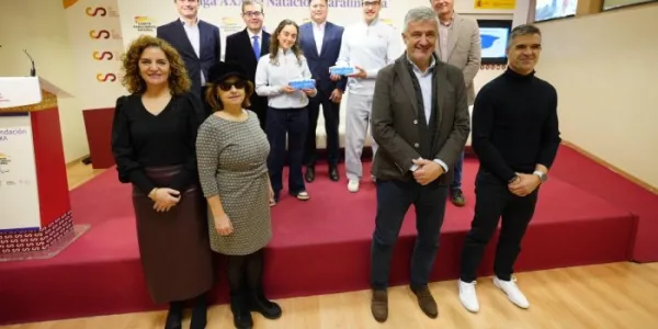 Beatriz Lérida y Marco Ozaeta posan con sus trofeos, junto a las autoridades presentes en el acto de hoy en Madrid 