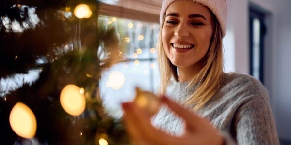 Chica colocando árbol de Navidad