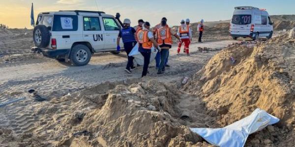 Un cadáver yace en una zanja tras un ataque aéreo en Tal Al Sultan, Rafah, Gaza.