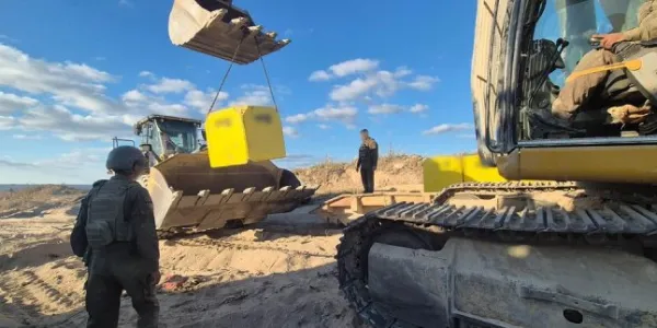Soldados de Israel colocando los bloques que delimitan la Yellow Line