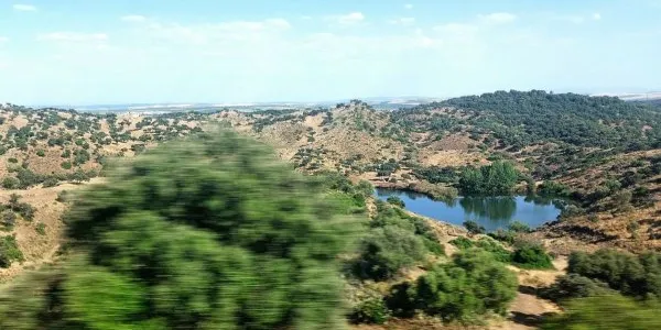 Pequeño embalse natural en la Sierra de Córdoba