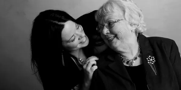 Chica con su abuela