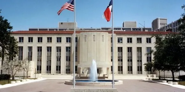 Fachada principal del Baylor College of Medicine en Texas
