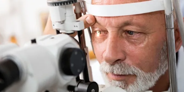 Hombre mayor realizándose un examen ocular para pruebas de glaucoma