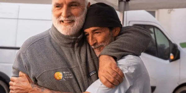 Dos hombres dándose un abrazo