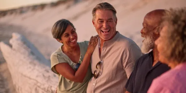 Personas jubiladas en la playa