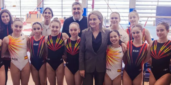 Milagros Tolón y otros representantes institucionales con deportistas españolas 