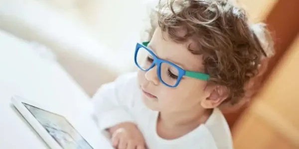 Niño con gafas