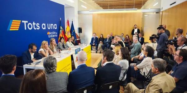 La Albufera contará con la ayuda del Gobierno para su recuperación Presentación del plan de recuperación de La Albufera, con Aagesen en la mesa