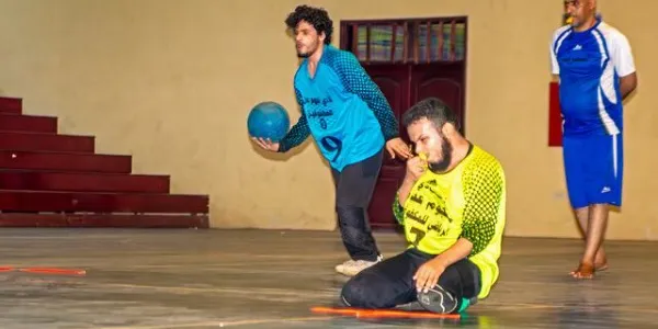 Abdulrahma Sultan (centro), jugador del Club Deportivo Estrellas de Adén para Ciegos, durante un entrenamiento, en marzo de 2023