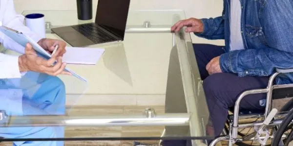 Persona con discapacidad en una consulta médica