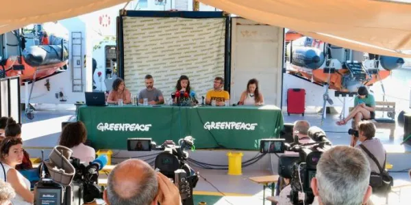 Un momento de la rueda de prensa de hoy a bordo del 'Arctic Sunrise' de Greenpeace, en Valencia 