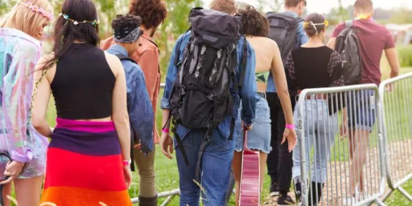 personas haciendo fila en un festival