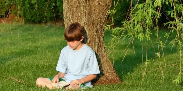 Niño practicando el hábito de la lectura