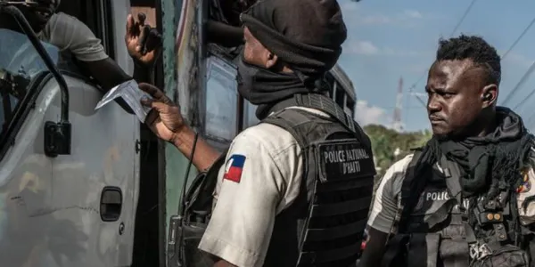 La policía haitiana comprueba los documentos de un conductor en un puesto de control.