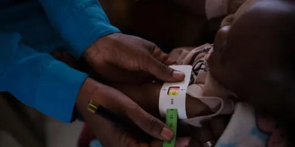 Una trabajadora de Almanar realiza en una clínica de Jebel Awlia la medición de la circunferencia media del brazo con la cinta 