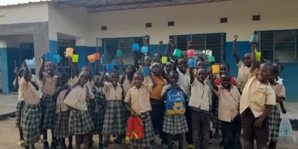 Algunos de los niños beneficados por el programa de la Fundación Mary's Meals. 