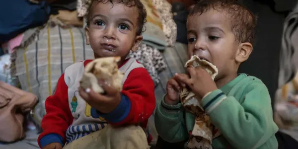 Dos niños gazatíes amenazados por la hambruna en la Franja. 
