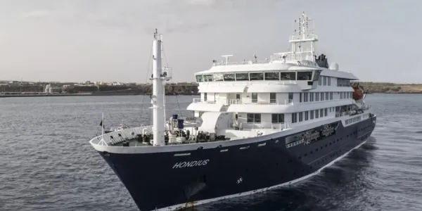Vista aérea del crucero MV Hondius anclado frente al puerto de Praia, la capital de Cabo Verde
