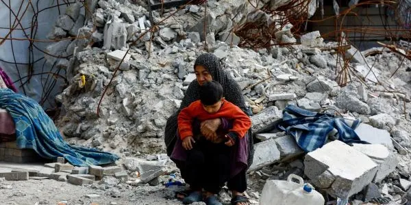 Palestinos caminan entre los escombros de edificios residenciales destruidos durante la guerra , en la ciudad de Gaza. Palestinos caminan entre los escombros de edificios residenciales destruidos durante la guerra , en la ciudad de Gaza. Mahmoud Issa REUTERS