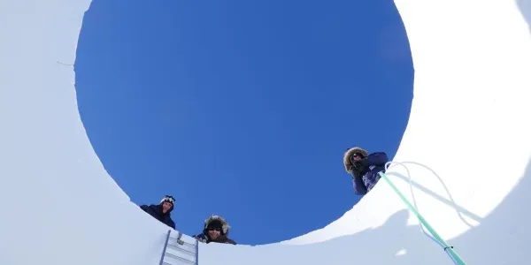 Investigadores asomados al núcleo de hielo analizado