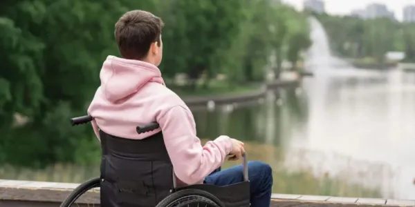 Un adolescente en silla de ruedas