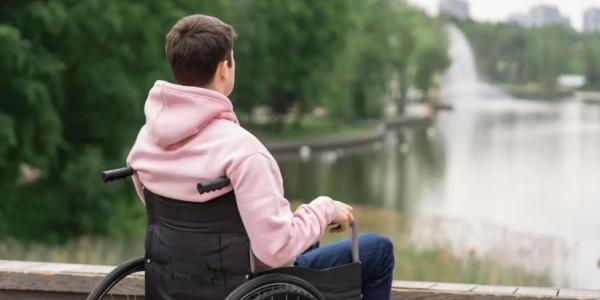 Un adolescente en silla de ruedas