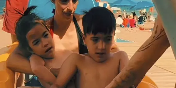 Laura con sus "grandes guerreros" con discapacidad en la playa.