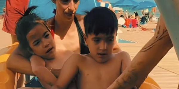 Laura con sus "grandes guerreros" con discapacidad en la playa.