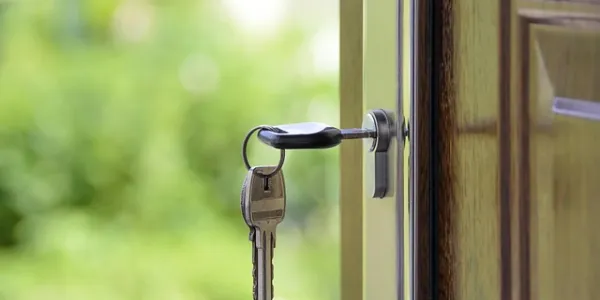 Llaves en la puerta de una casa