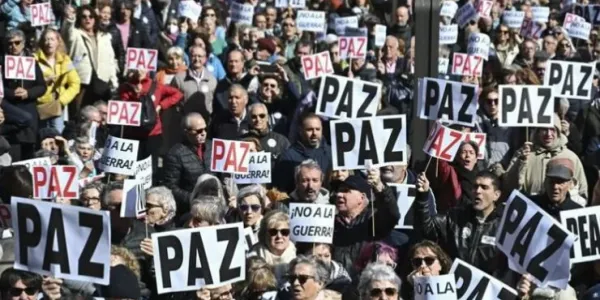 Fotografía de una manifestación convocada en Madrid para acabar con la guerra en Irán