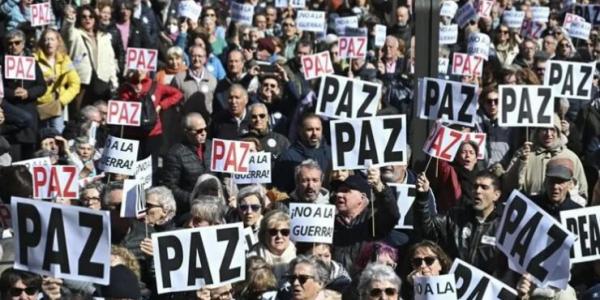 Fotografía de una manifestación convocada en Madrid para acabar con la guerra en Irán