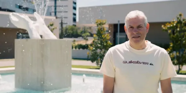 Jose Ignacio Goñi en el patio de Casa Avintia 