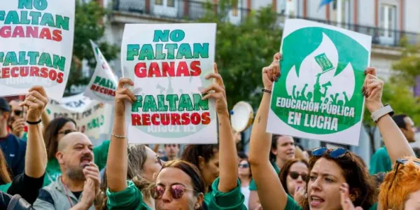 Activistas se congregan ante la Consejería de Educación en la segunda jornada de la huelga indefinida en la educación madrileña este jueves