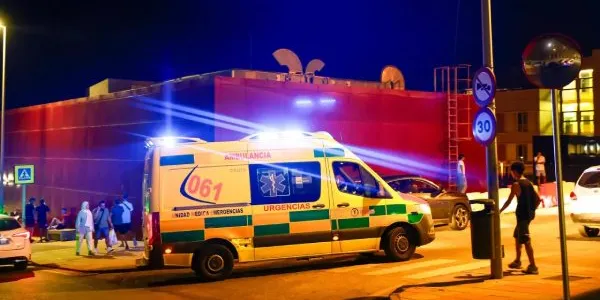 Imagen de una ambulancia en Urgencias del HUCE