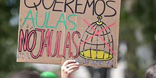 Pancarta que exige la bajada de ratios en una manifestación por la educación en Andalucía en 2024. 